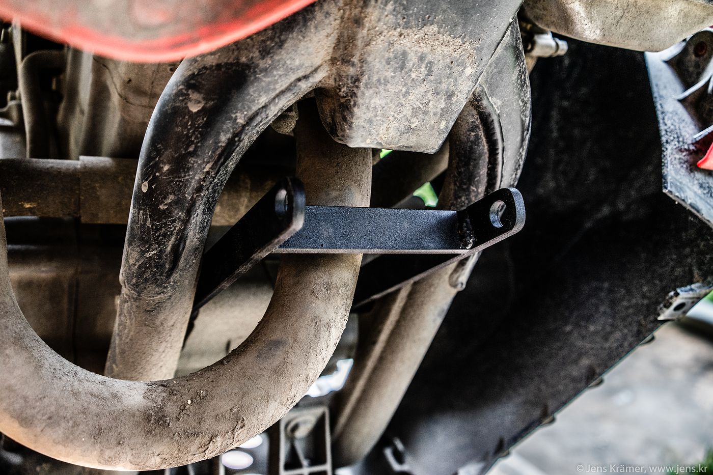 This H-shaped mount connects the bars to the frame in the front